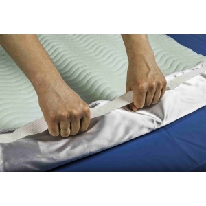 Absorbent bed sheet 80 × 90 cm with handles